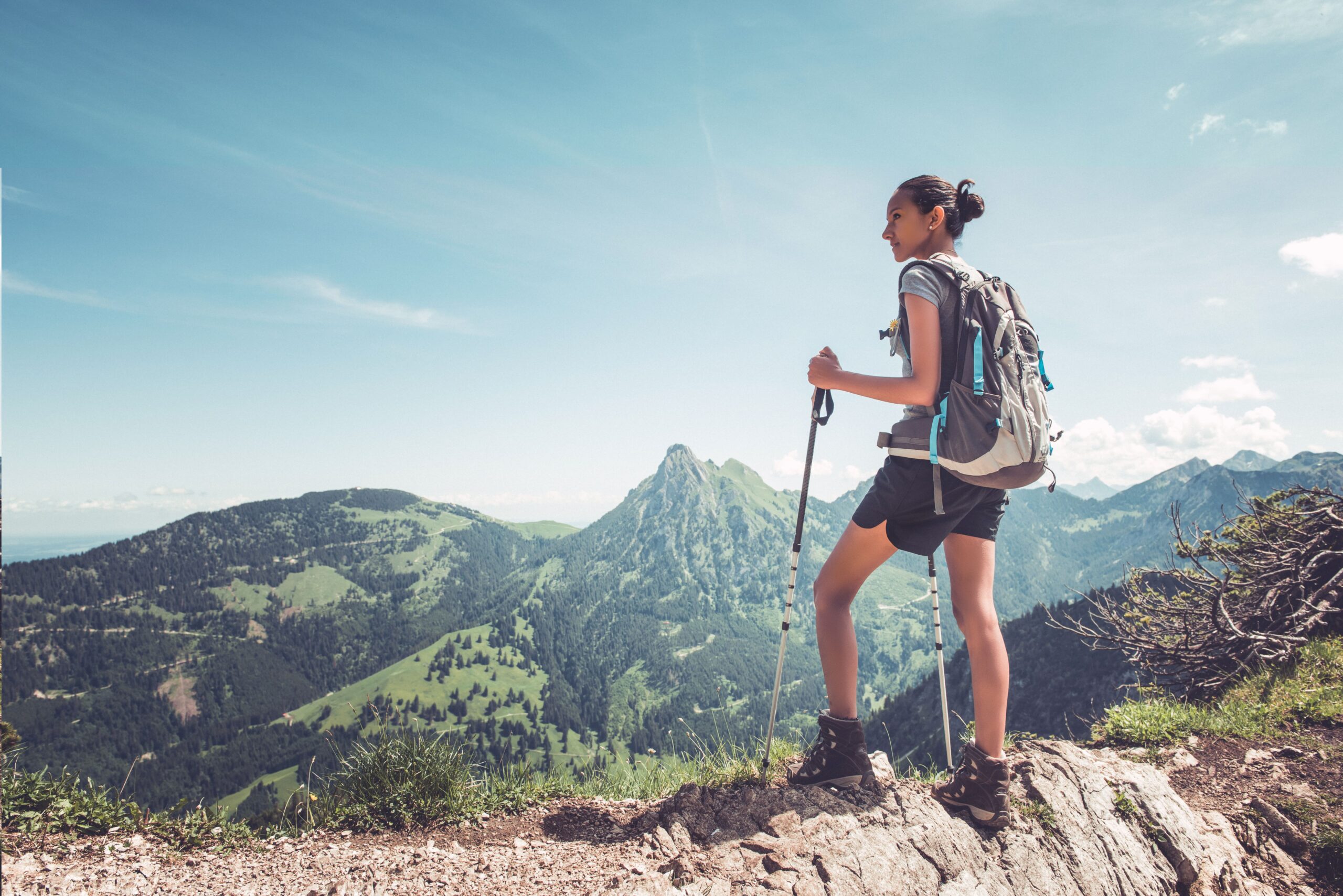 Jak chodzić z kijkami w górach – poradnik dla miłośników pieszych wędrówek