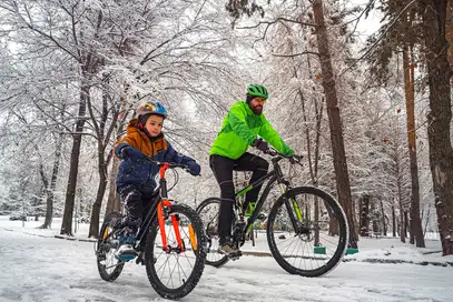 Rower zimą – jak się przygotować do jazdy w niskich temperaturach?