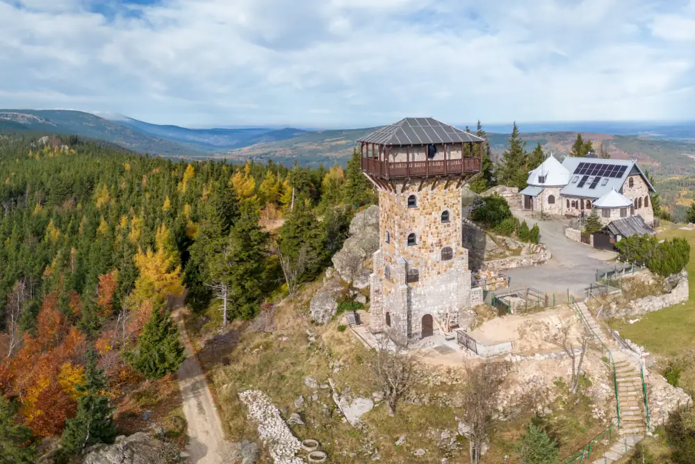 Punkt widokowy na szczycie góry w paśmie gór Izerskich