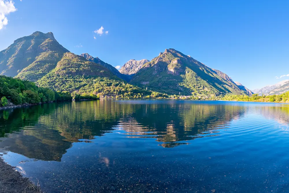 Jeziorko i widok na góry w Pirenejach