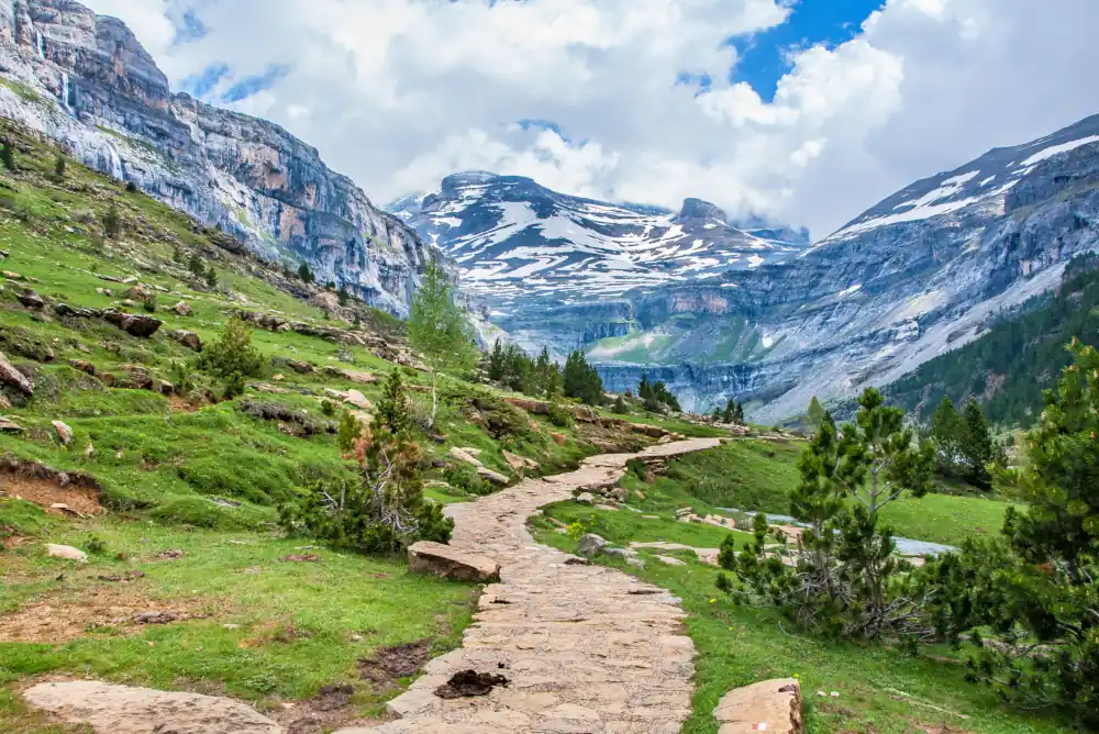 Szlak z pięknym widokiem na Pirenejskie góry