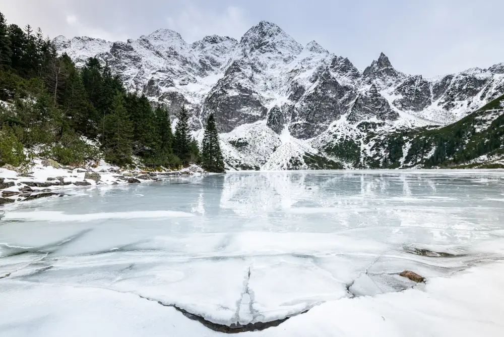 Morskie Oko zimą z widokiem na tatry