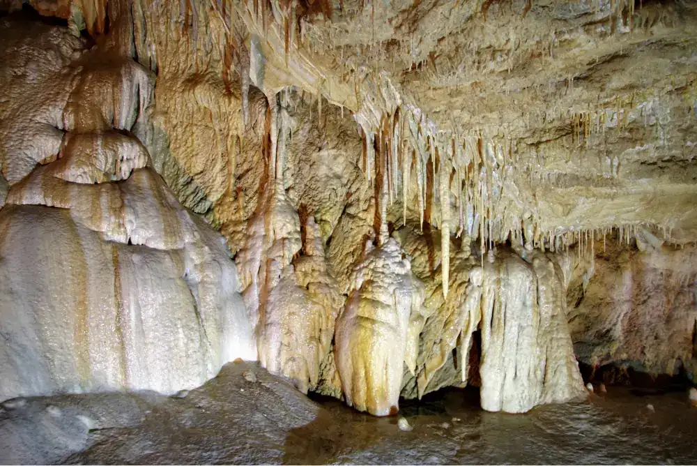 wnętrze jaskini w Sudetach