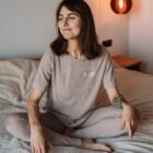 Koszulka damska z krótkim rękawem do spania z dodatkiem lnu COMFORT NIGHT
